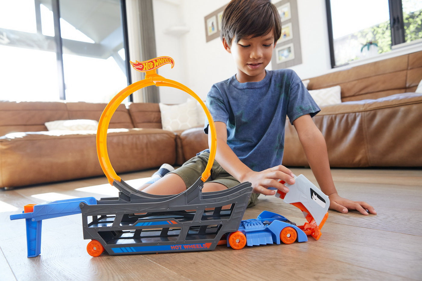 Hot wheels camion cu pista de lansare stunt n go