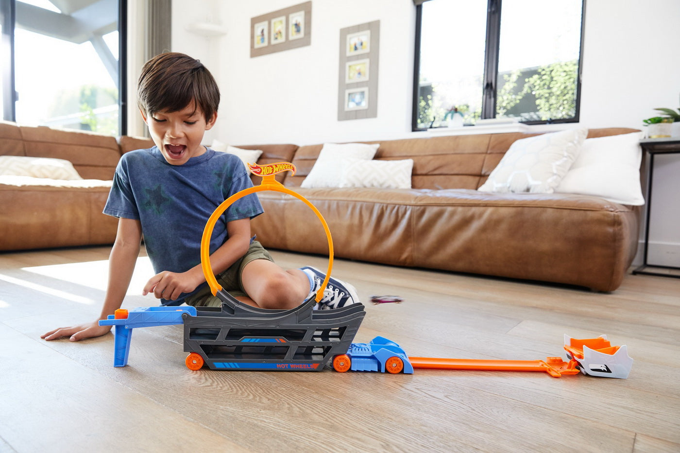 Hot wheels camion cu pista de lansare stunt n go