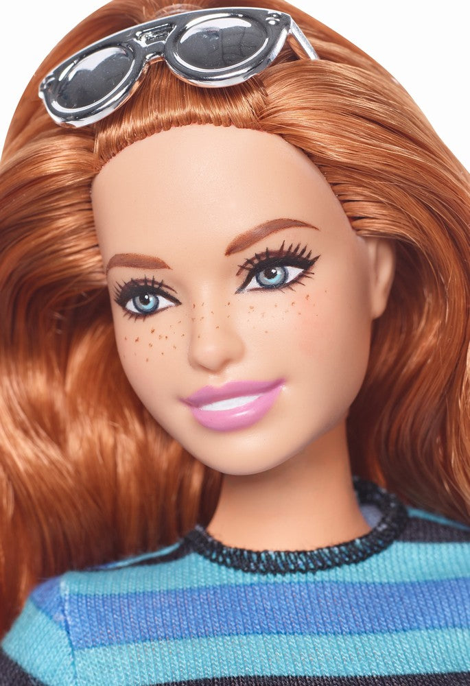 Papusa barbie fashionista roscata cu haine de schimb