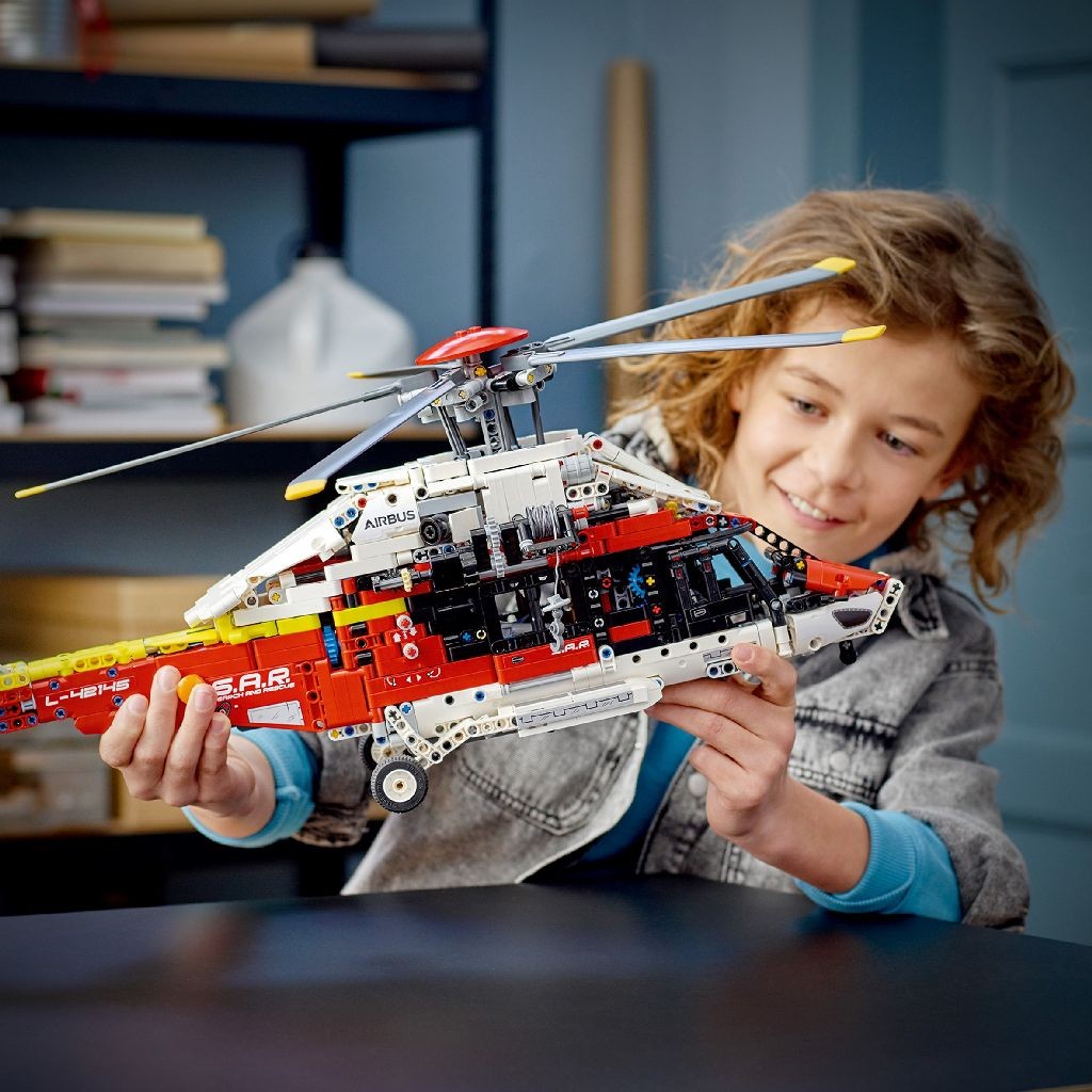 Lego technic elicopter de salvare airbus h175 42145