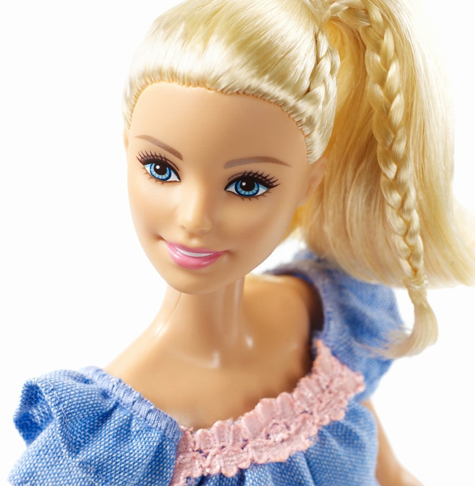 Papusa barbie fashionista blonda cu hainute de schimb