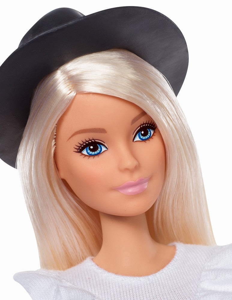 Papusa barbie fashionista cu palarie si rochita de schimb