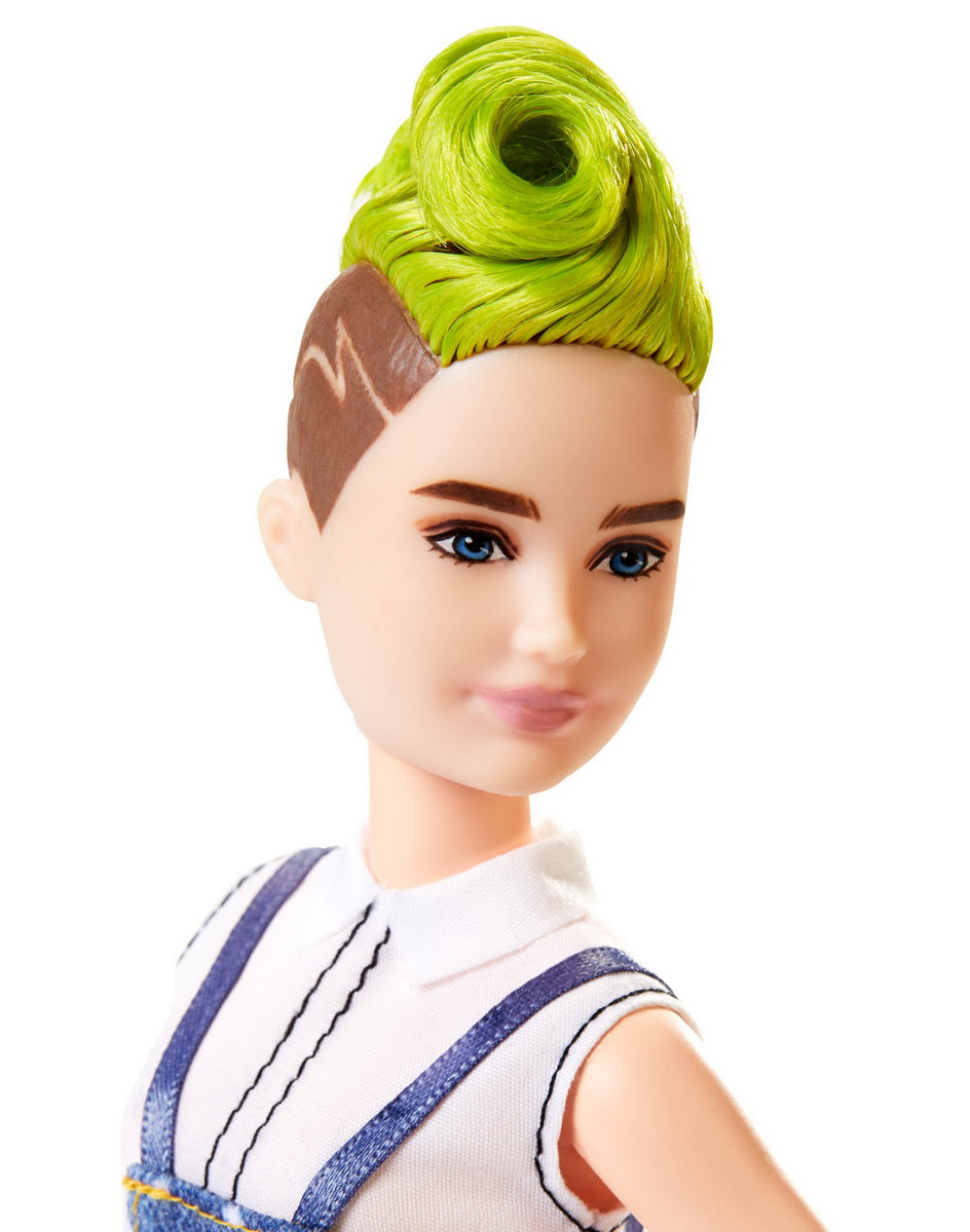 Papusa barbie fashionista cu salopeta si o coafura verde