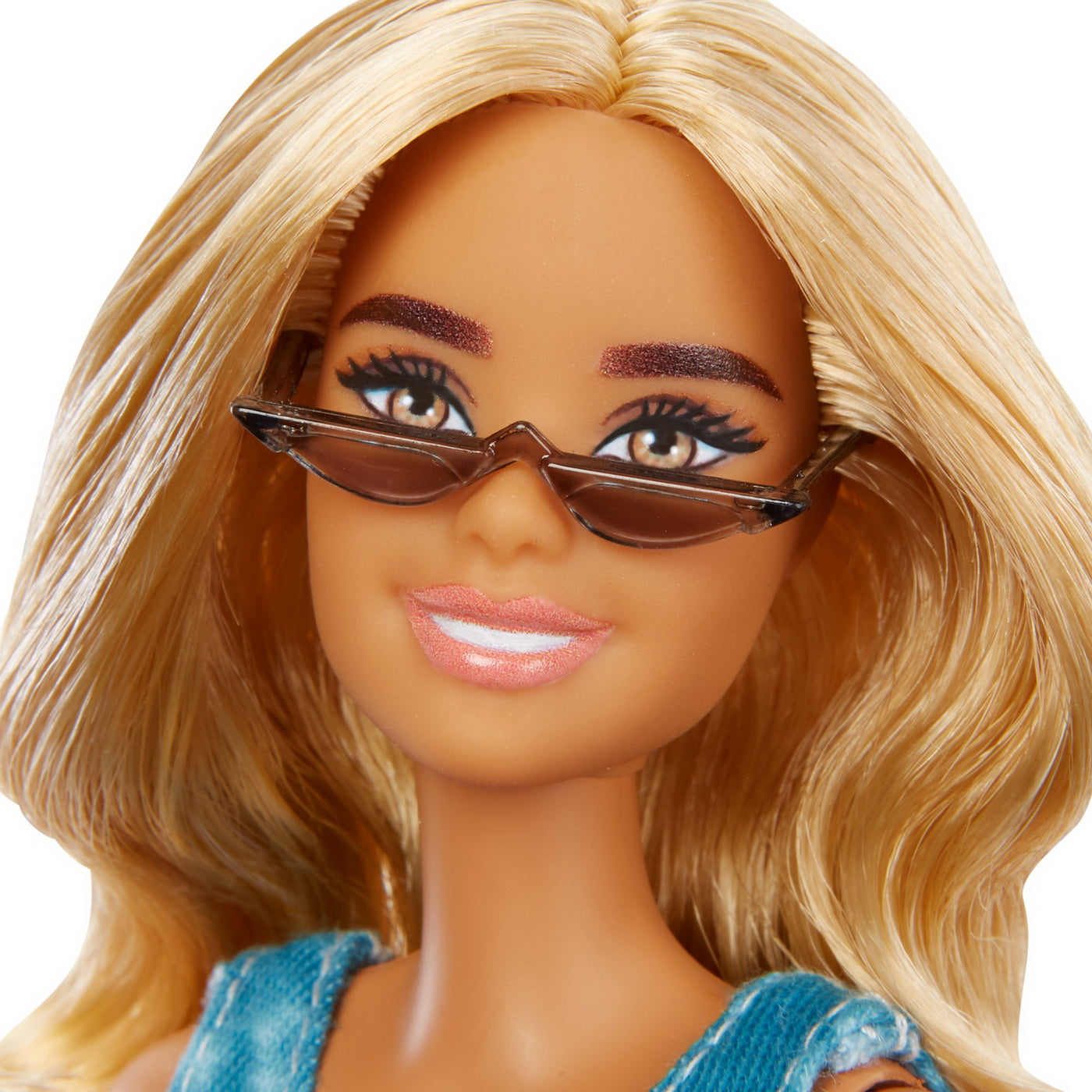 Papusa barbie fashionista blonda cu tinuta casual albastra si ochelari de soare