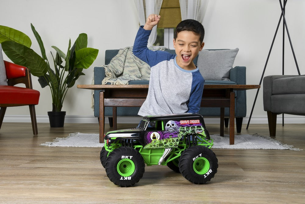 Monster jam rc grave digger scara 1 la 15