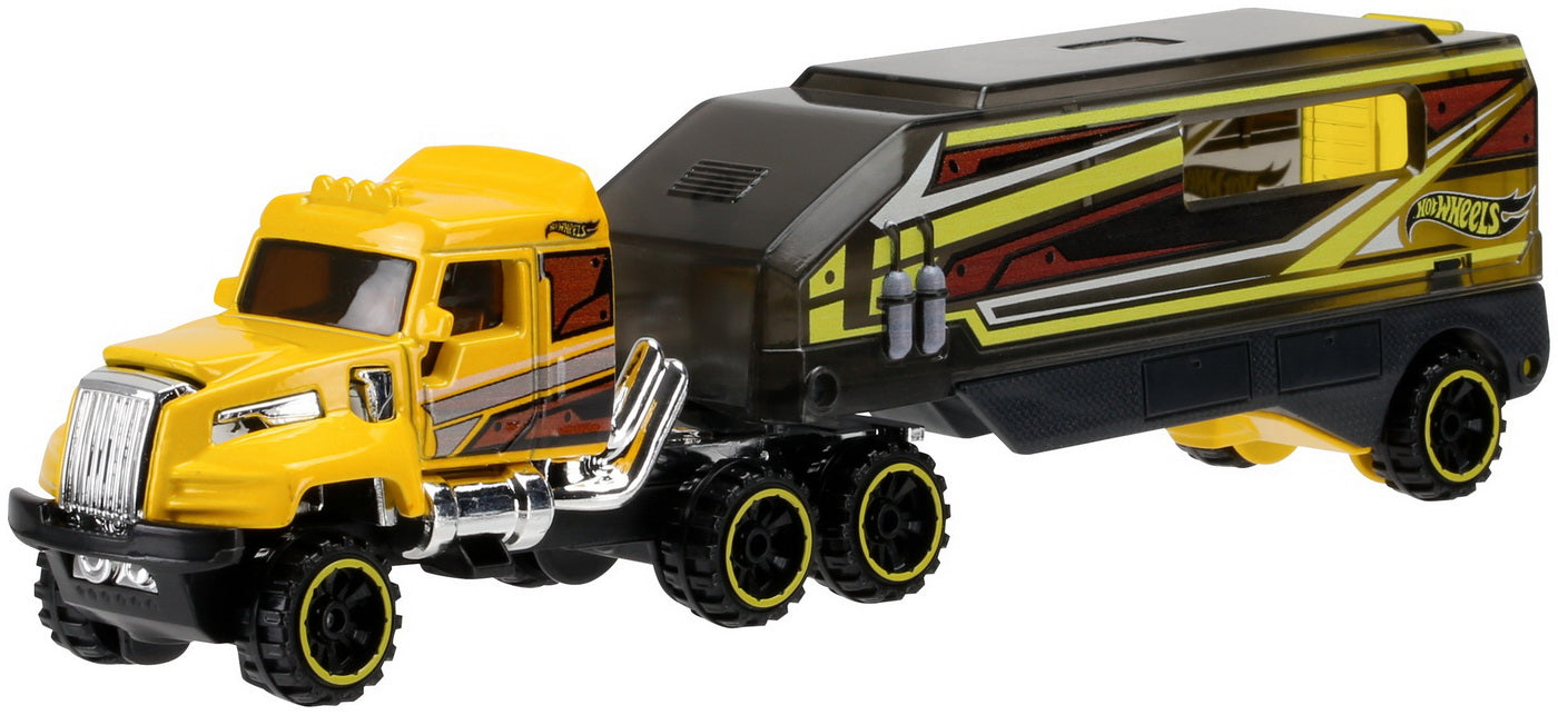 Set camion si masina sport hot wheels desert force