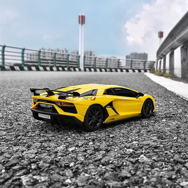 Masina cu telecomanda lamborghini aventador svj galben cu scara 1 la 24